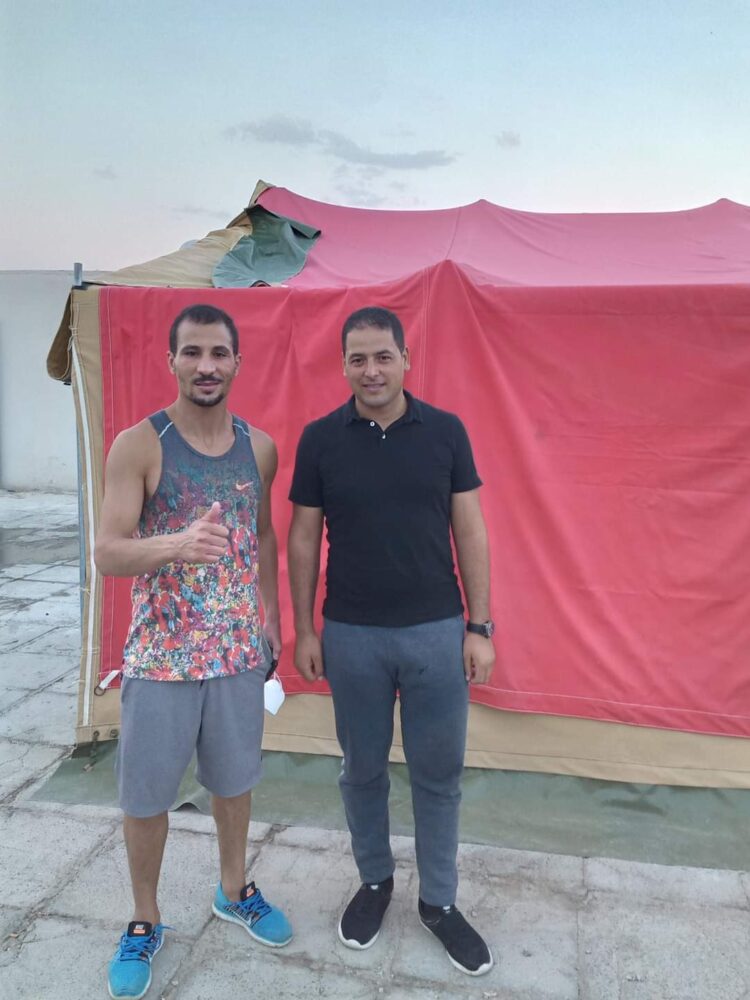 العداء الدولي توفيق مخلوفي يزور منكوبي زلزال ميلة المتواجدين بمخيم الملعب البلدي بلقاسم بلعيد بمدينة ميلة  للتضامن معهم