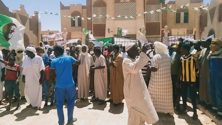 اعتصام مواطنو قرية سلافن امام مقر بلدية فقارة الزوى بعين صالح لليوم الثاني