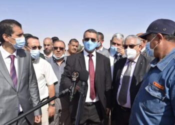 الوادي / الرئيس المدير العام لمجمع سوناطراك يتفقد ويعاين مكان حادثة تسرب النفط