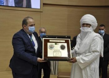 تقديرا وعرفانا لتضحياتهم ونضالهم / الامين العام للافلان يكرم عائلة المرحوم محمود قمامة و آخرين 