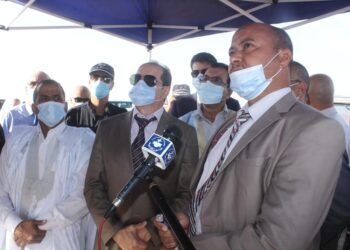 تندوف /  الوالي في زيارة ميدانية لتفقد مشاريع تهيئة مناطق الظل