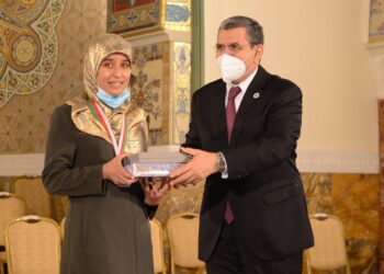 صاحبة المرتبة الثانية وطنيا في البكالوريا / الوزير الأول يكرم فخر الجزائر “رحمة عون”