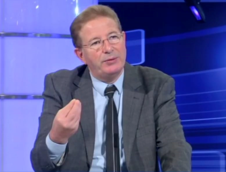 الباحث في علم الفيروسات الدكتور محمد ملهاك لـ: “التنمية” / نسبة الوفيات إنخفضت بالجزائر من 14 بالمائة في بداية انتشار الوباء إلى 2 بالمائة حاليا مقارنة مع عدد الإصاباتفيروس كوفيد 19 يصيب كل الفئات العمرية دون إستثناء