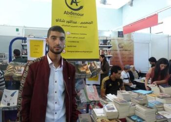 المصمم عبد النّور  شلّالو لـ: ” التنمية”  التّصميم  هو  نقل  محتوى الكتاب  ووضعه  على  الغلاف  في شكل  صورة  هادفة  تحمل  المعنى المُراد  إيصاله  إلى  القارئ