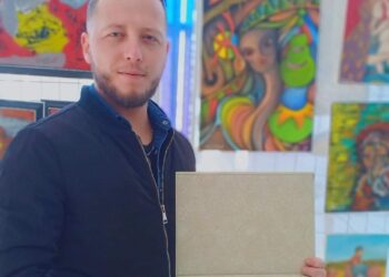 أم البواقي تداعب  أنامله ريشة الرسم  ليخلق من الألوان  إبداع  لا متناهي “تقي الدين حيدوسي”