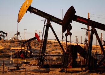 ارتفاع أسعار النفط وسط زيادة الطلب وتراجع قيمة الدولار