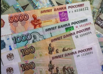 الدولار يتراجع أمام الروبل الروسي إلى أدنى مستوى منذ نحو عامين