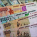 الدولار يتراجع أمام الروبل الروسي إلى أدنى مستوى منذ نحو عامين