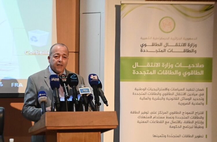 بوسليماني: نحو إنشاء شبكة تواصل للإعلاميين الجزائريين للتوعية حول “حتمية” الانتقال الطاقوي