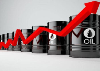 النفط يرتفع إلى أعلى مستوى في شهرين بسبب قلة المعروض